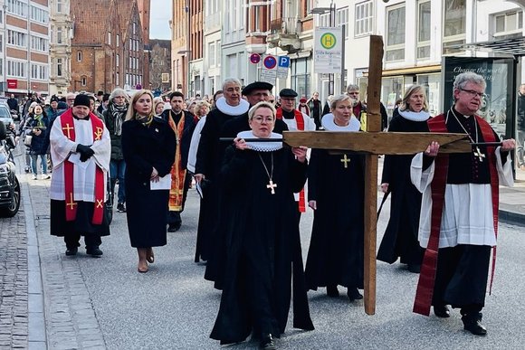 Personen mit einem Holzkreuz