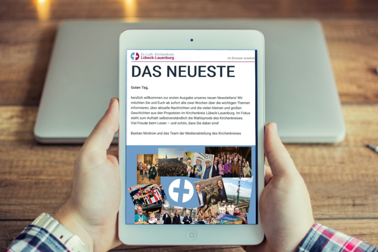 Hände mit einem Pad - Copyright: Modrow