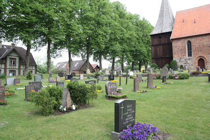 Gräber vor der Maria-Magdalenen-Kirche Mustin