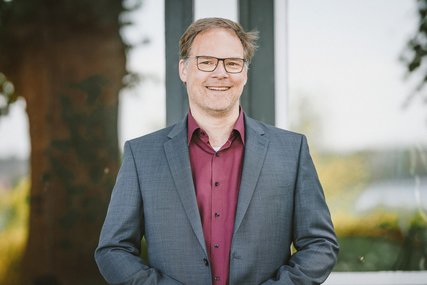 Mann lächelt fröhlich in die Kamera - Copyright: Guido Kollmeier