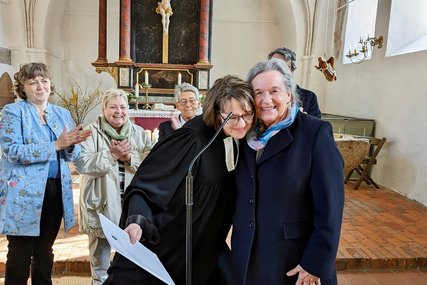 Zwei Personen vorn und mehrere Personen dahinter in einer Kirche - Copyright: Oliver Pries