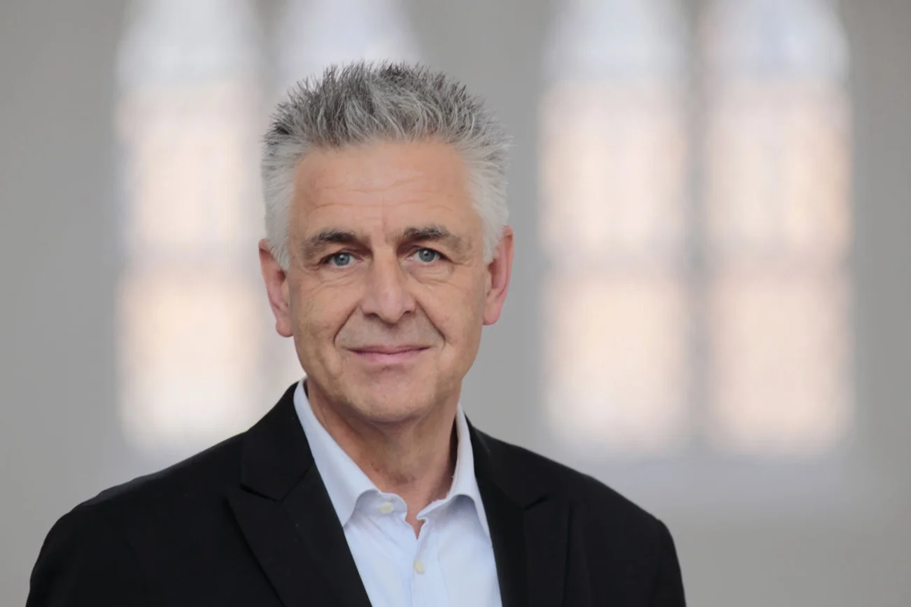 Mann mit erstem Blick vor unscharfem Hintergrund