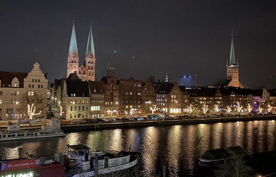 Die Skyline der Lübecker Altstadt im Dunkeln 