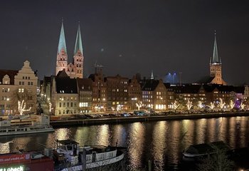 Die Skyline der Lübecker Altstadt im Dunkeln  - Copyright: Bastian Modrow