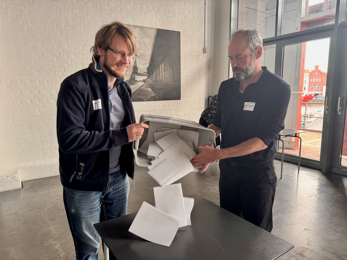 Menschen kippen eine Box aus 