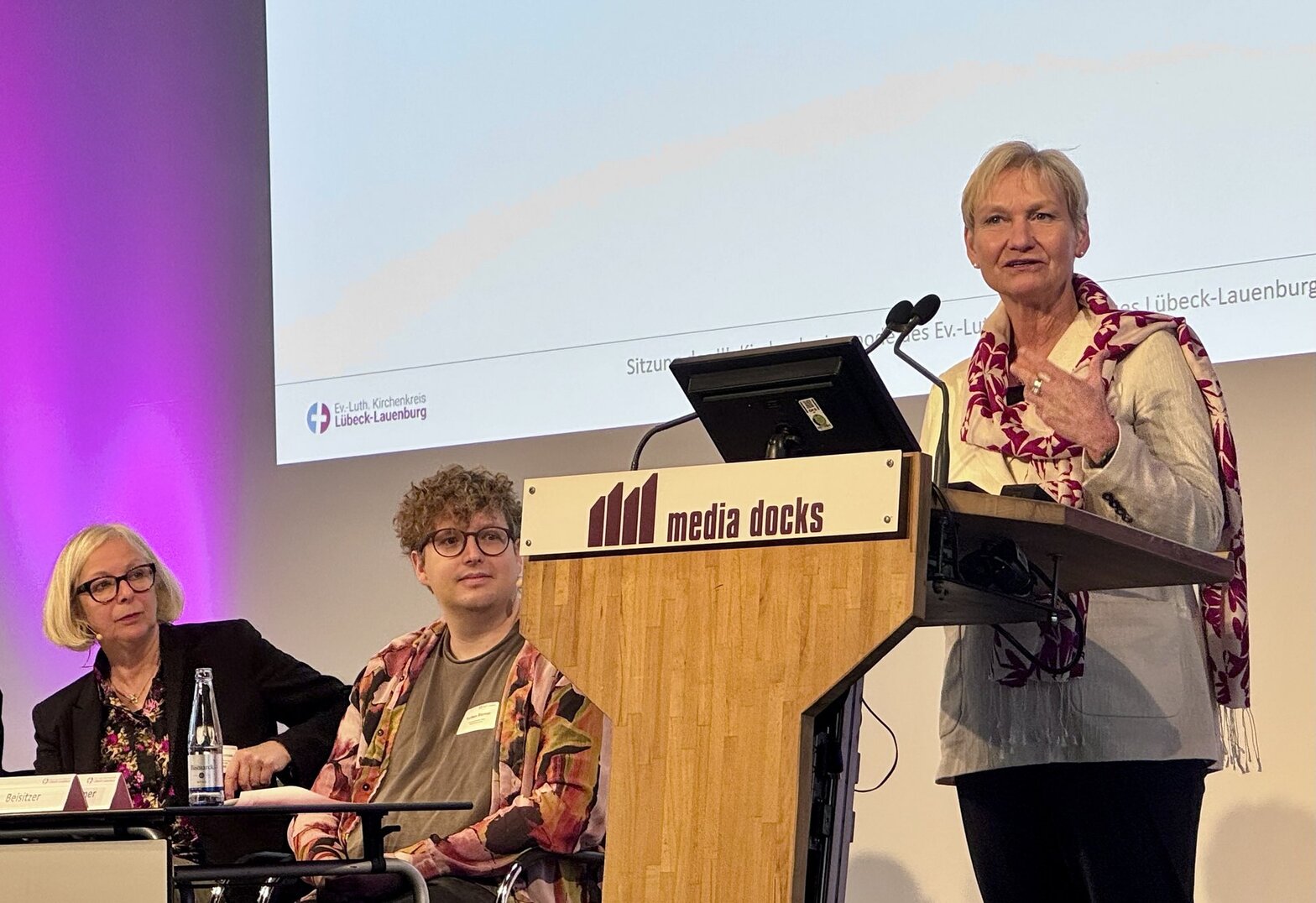 Eine. Frau an einem Rednerpult