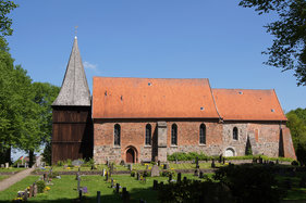 Außenansicht der Maria-Magdalenen-Kirche Mustin von der Seite