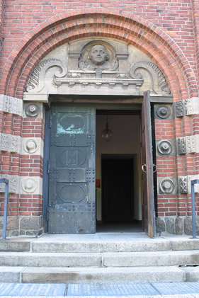 Blick auf Stufen und Eingangstür von St. Gertrud