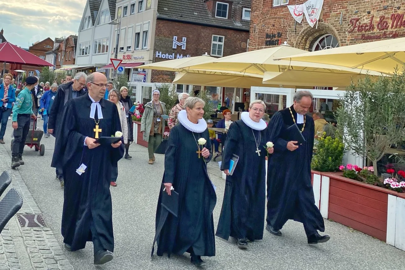Bischof:innen laufen durch Travemünde