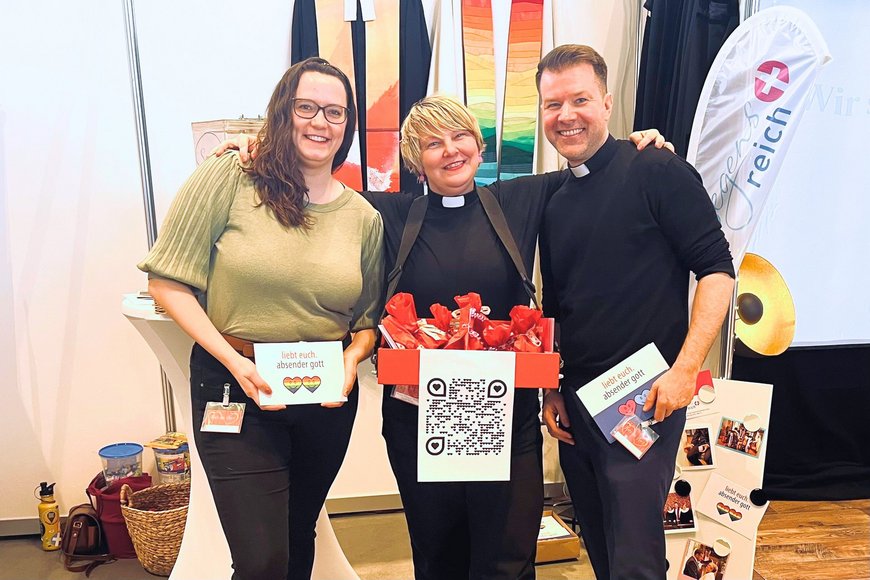 Drei fröhliche Menschen die in die Kamera lächeln. - Copyright: Katharina Micheel