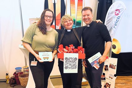 Drei fröhliche Menschen die in die Kamera lächeln. - Copyright: Katharina Micheel