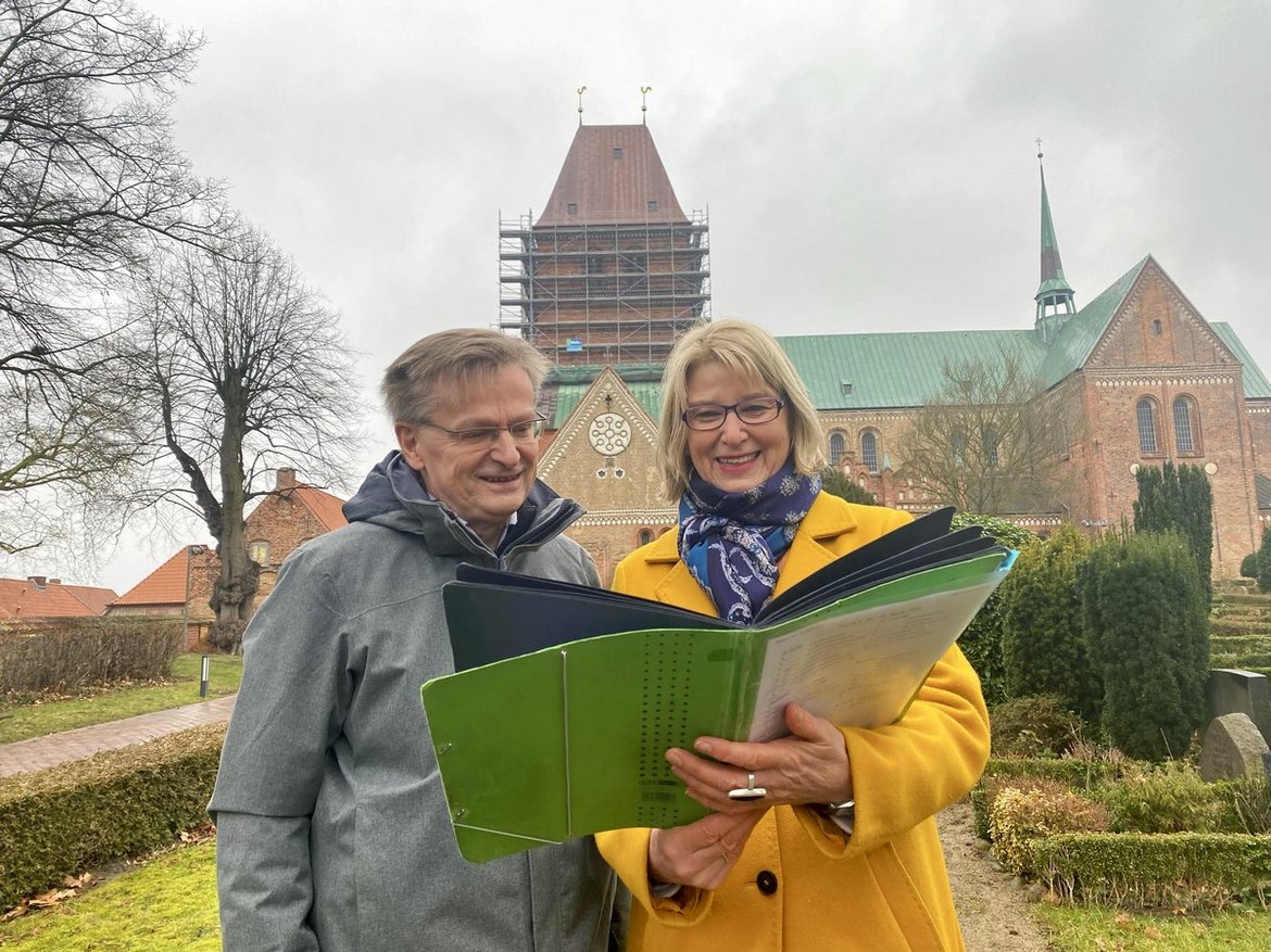 Menschen vor einer Kirche