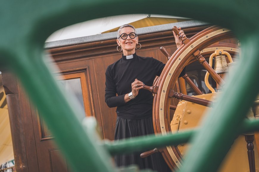 Eine Frau steht auf einem Schiff  - Copyright: Guido Kollmeier