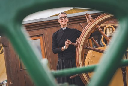 Eine Frau steht auf einem Schiff  - Copyright: Guido Kollmeier