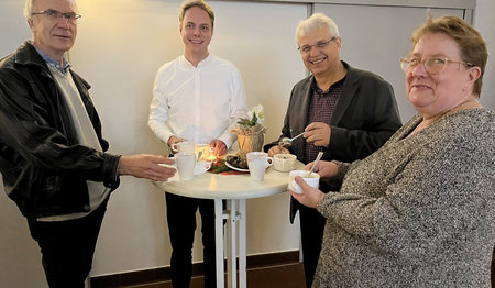 Menschen an einem Bistrotisch