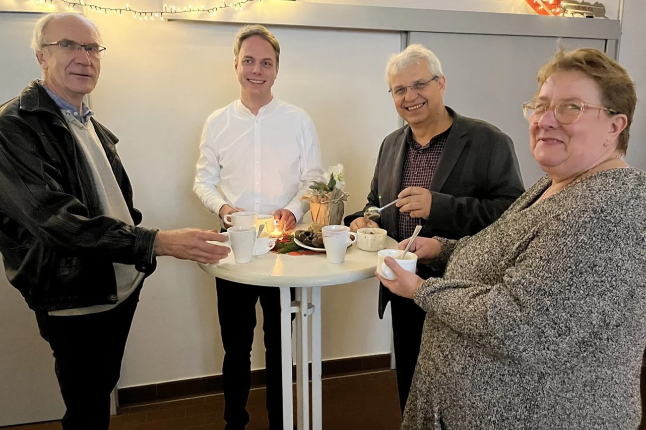Menschen an einem Bistrotisch