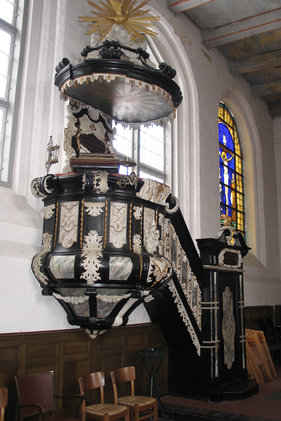 Die an der Wand befindliche barocke Kanzel in St. Lorenz Travemünde