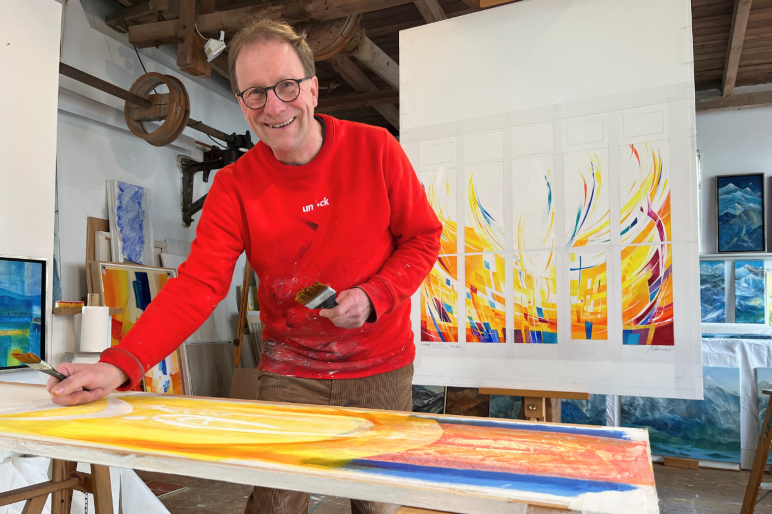 Ein Mann in einem Atelier