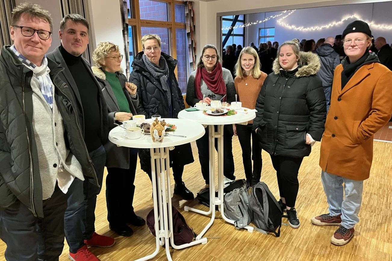 Menschen an einem Bistrotisch