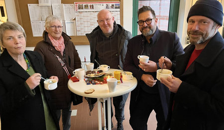 Menschen an einem Bistrotisch