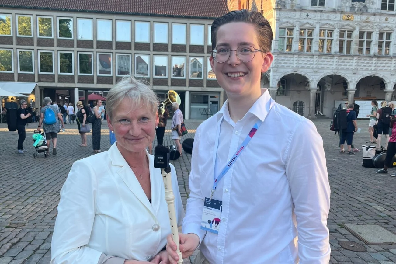 Eine Frau und ein Mann stehen auf einem Marktplatz.