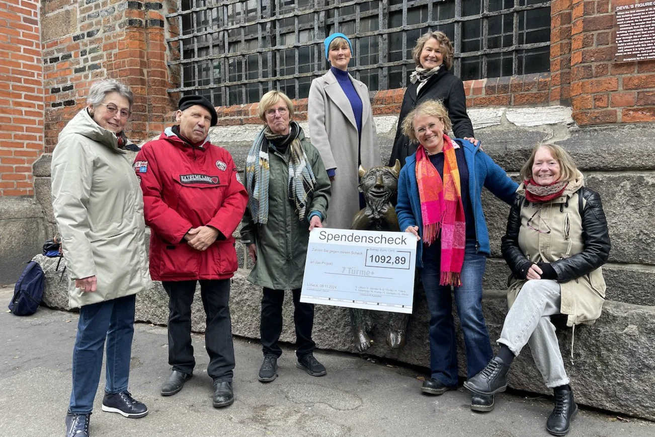 Menschen vor einer Kirche