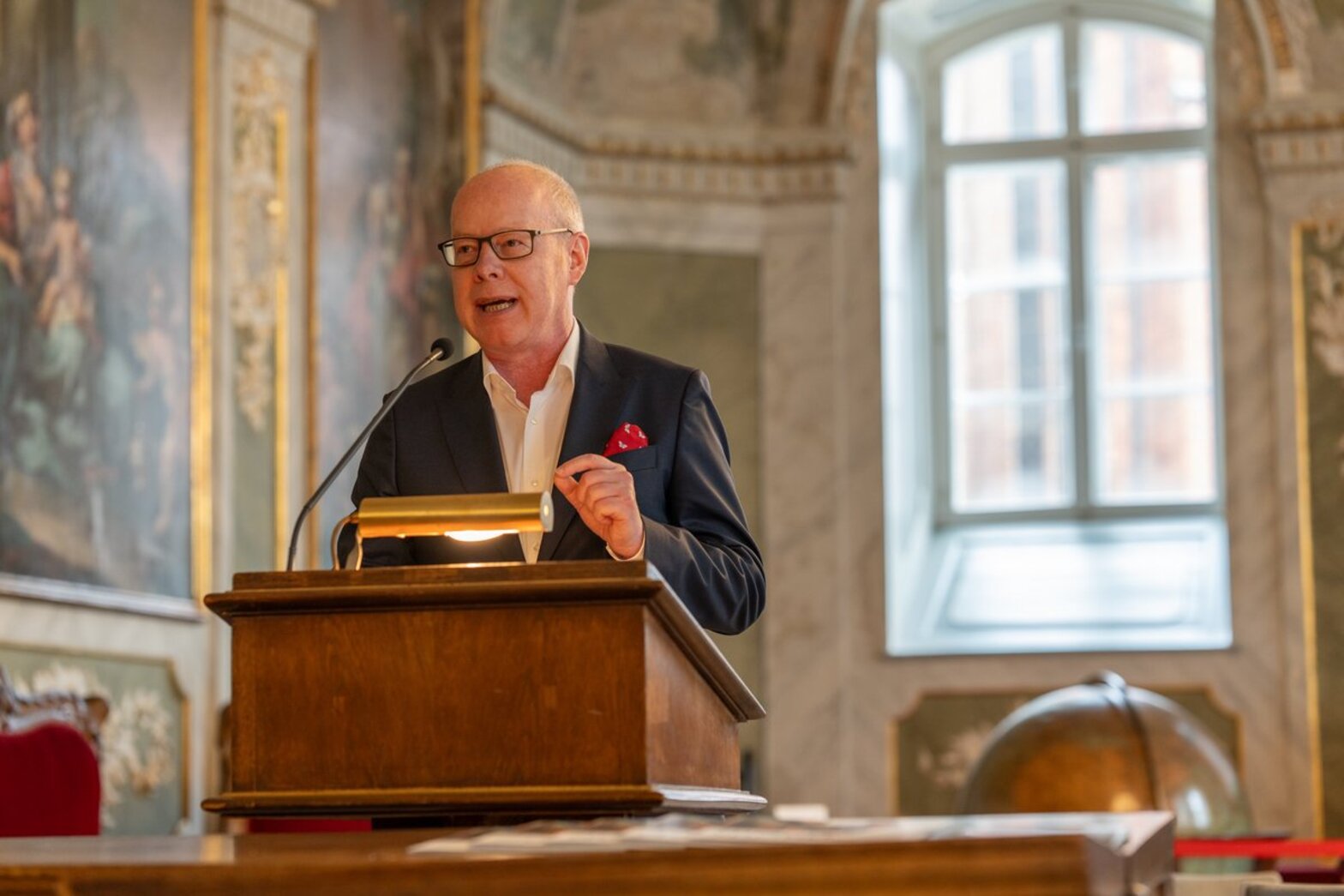 Ein Mann steht hinter einem Rednerpult