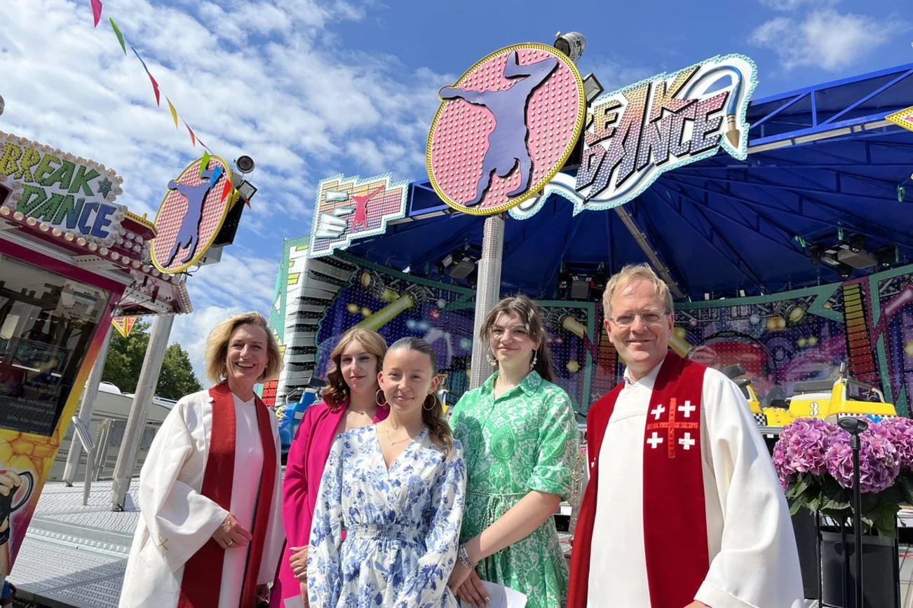 Menschen vor einem Karussell