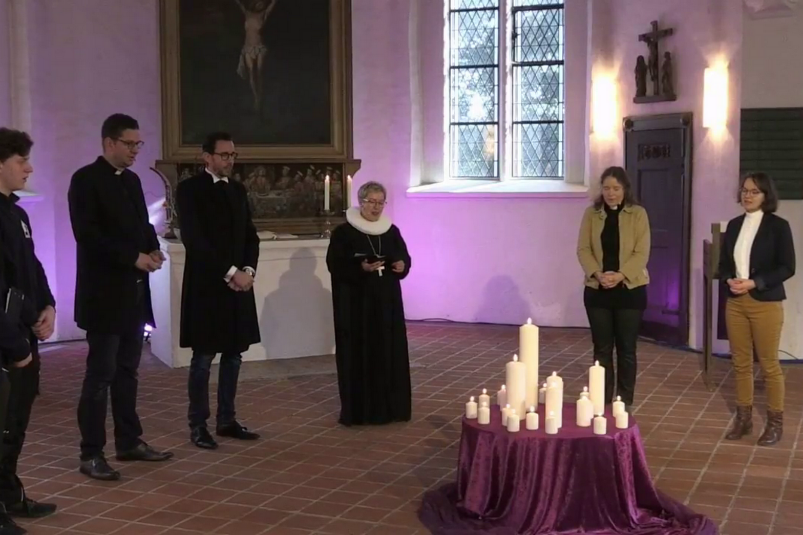 Menschen stehen im Halbkreis.