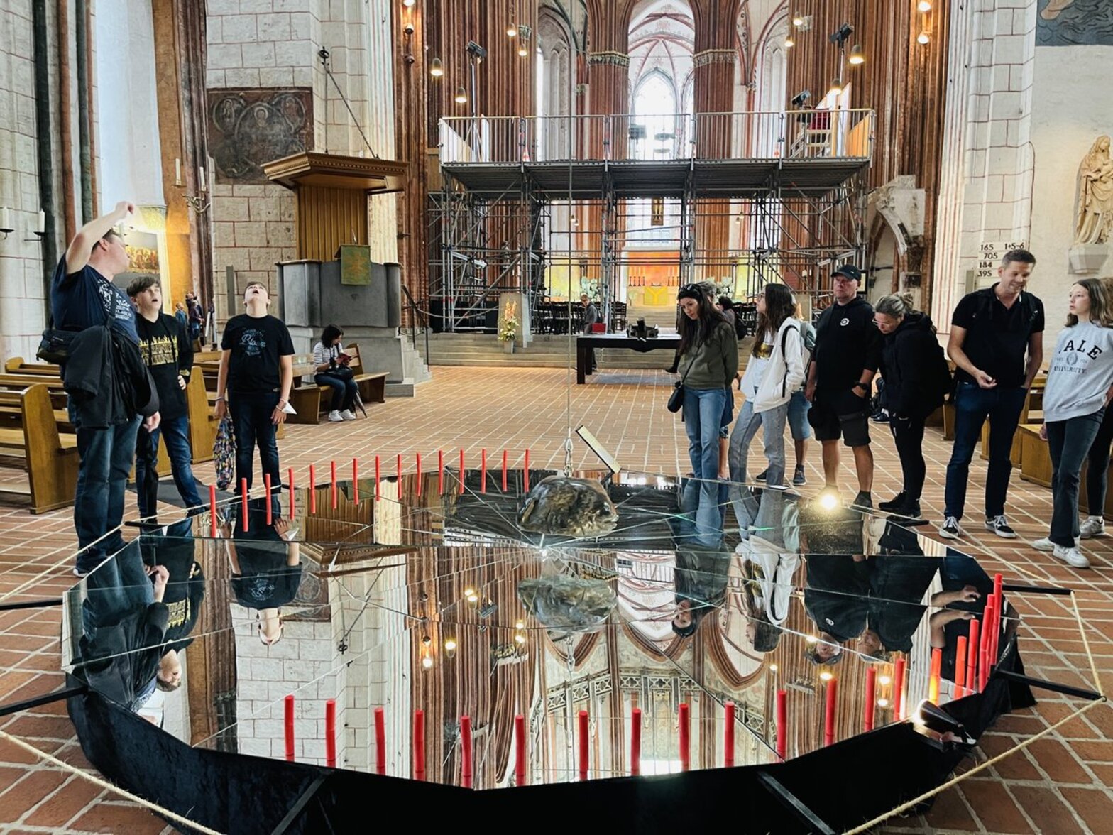 Bild auf ein Kunstwerk in einer Kirche