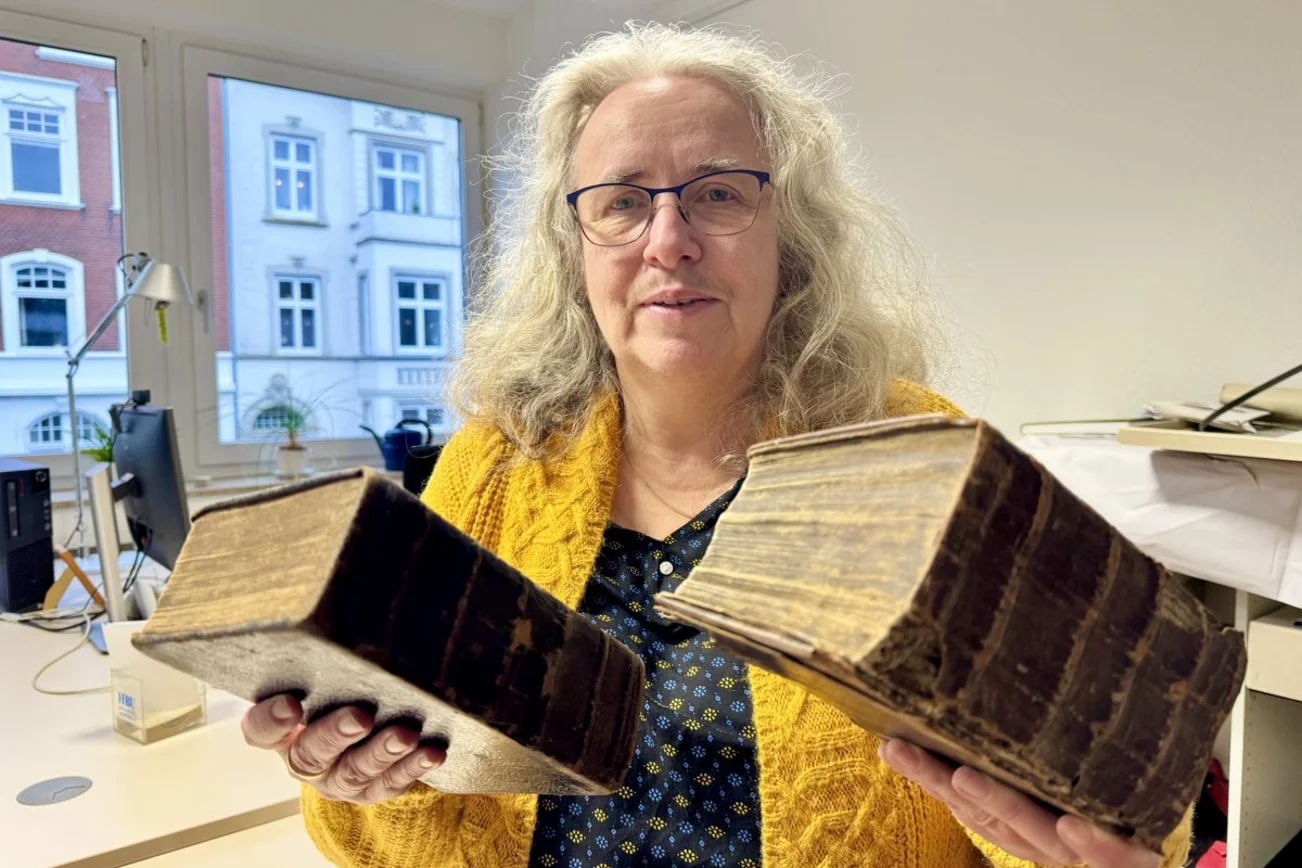 Eine Frau hält zwei Bibeln in den Händen