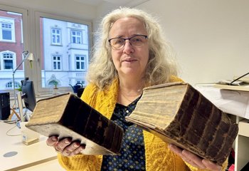Eine Frau hält zwei Bibeln in den Händen - Copyright: Bastian Modrow 