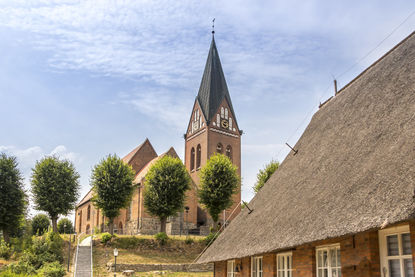 Außenansicht der St.-Marien-Kirche Sandesneben St.-Marien-Kirche
