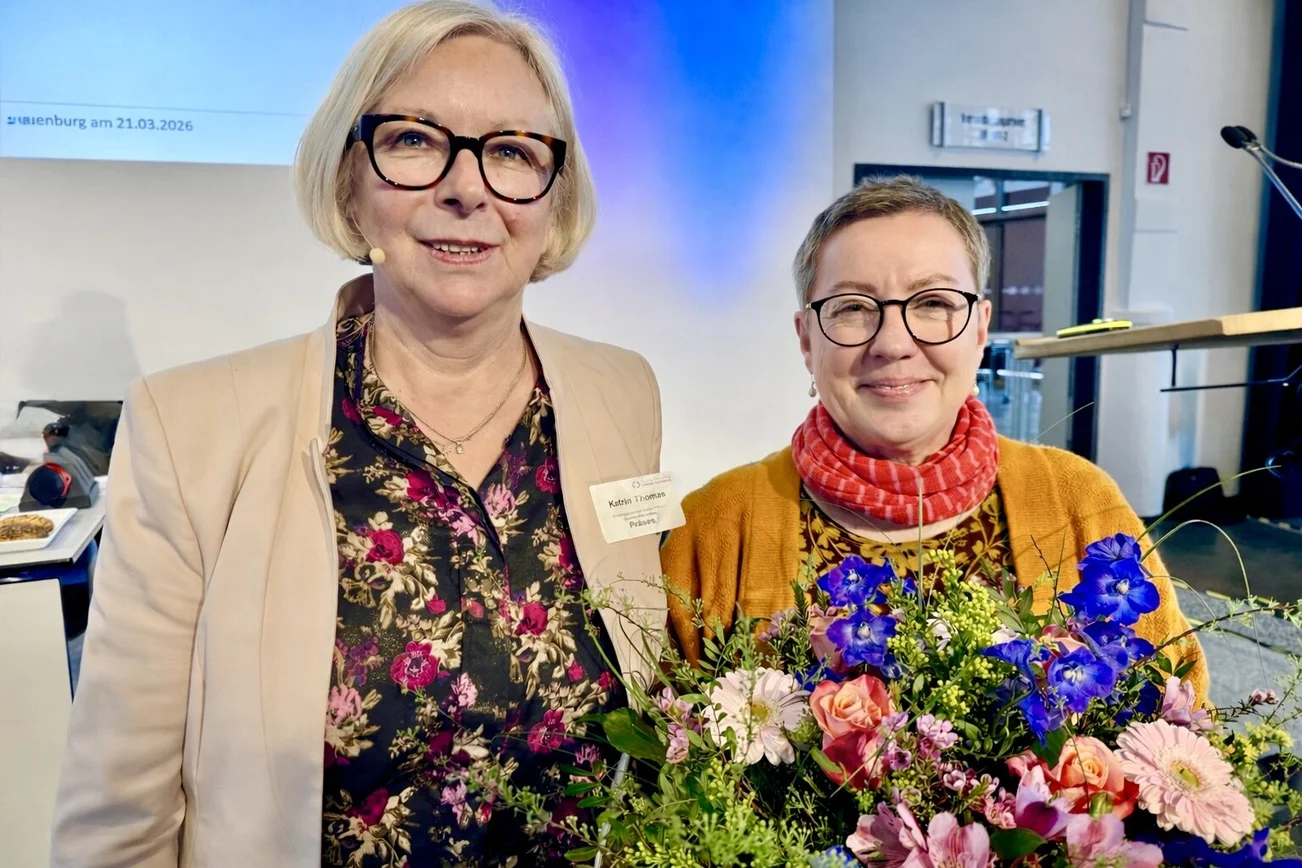 Zwei Frauen schauen in die Kamera