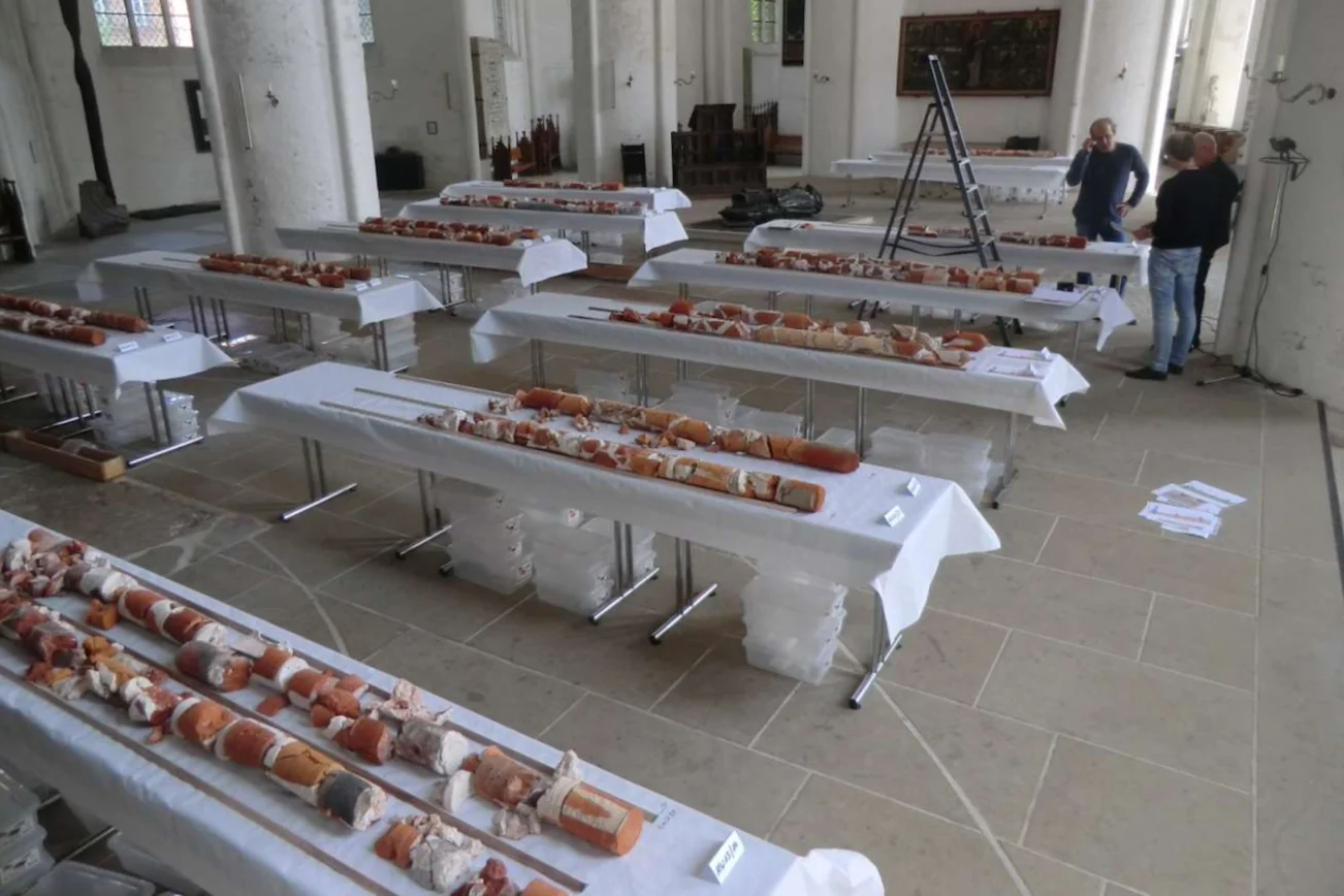 Lagerung der Bohrkerne zur detaillierten Untersuchung und Bestimmung der Materialprobenbereiche im Ostchor des Doms.