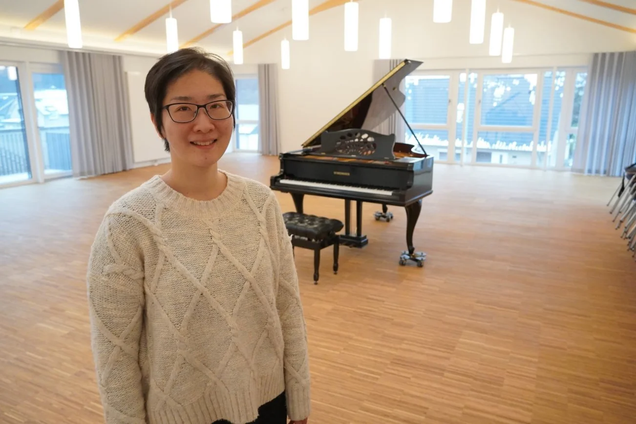Kantorin Min Uhlig mit Konzertflügel