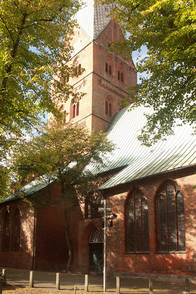 Blick auf die Seite und einen Seiteneingang in St. Aegidien