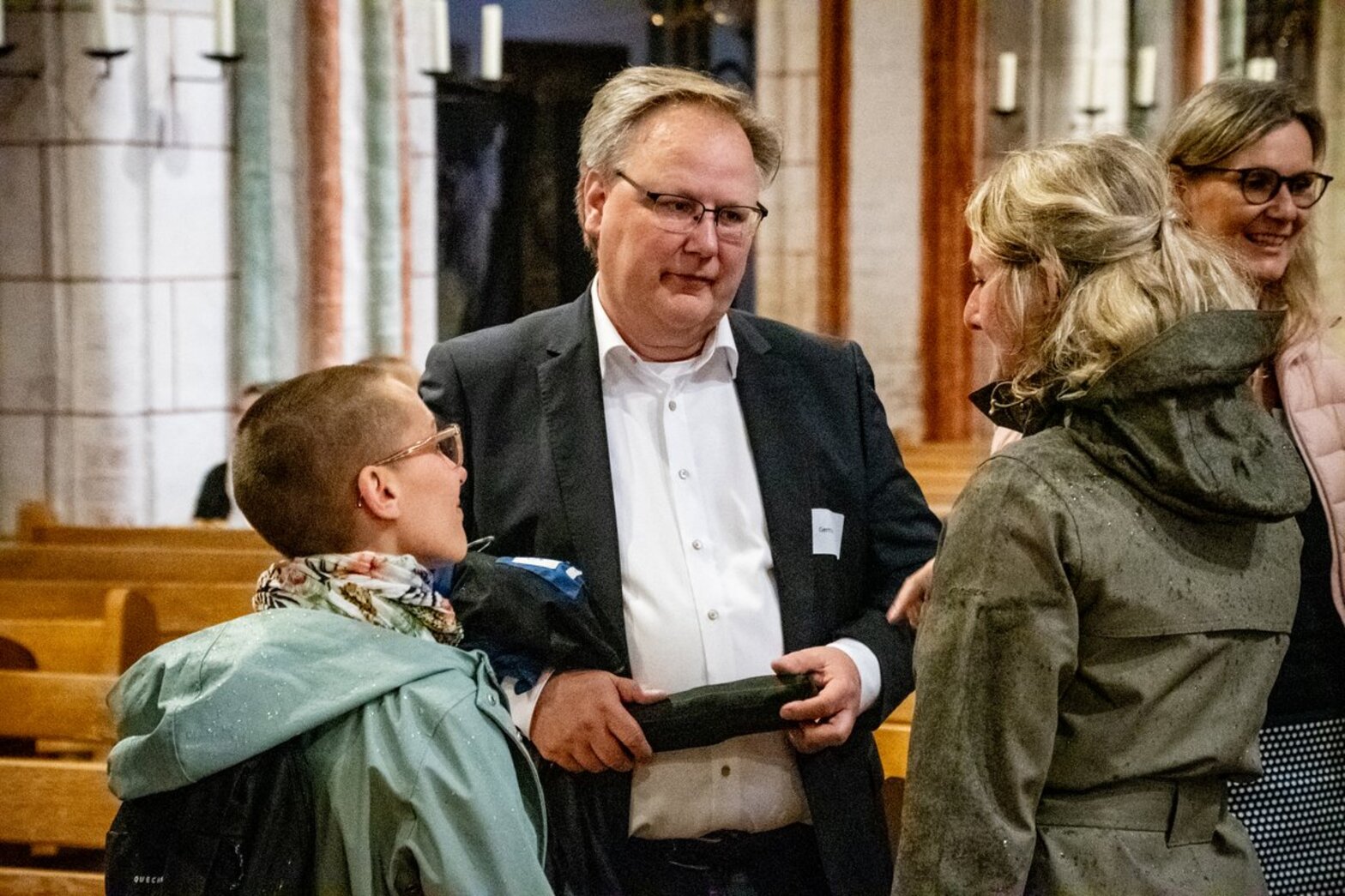 Menschen in einer Kirche