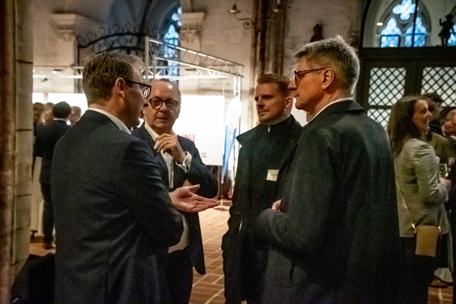 Menschen in einer Kirche