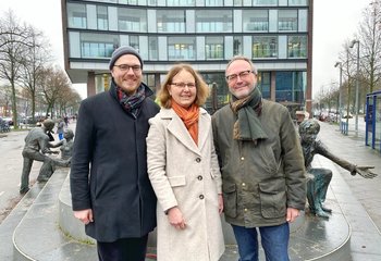 Drei Personen stehen lächelnd auf einem Platz im Lübecker Stadtteil Marli. - Copyright: Bastian Modrow