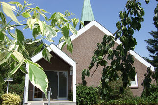 Eingang mit Rollstuhlrampe der Friedhofskapelle St. Petri Ratzeburg