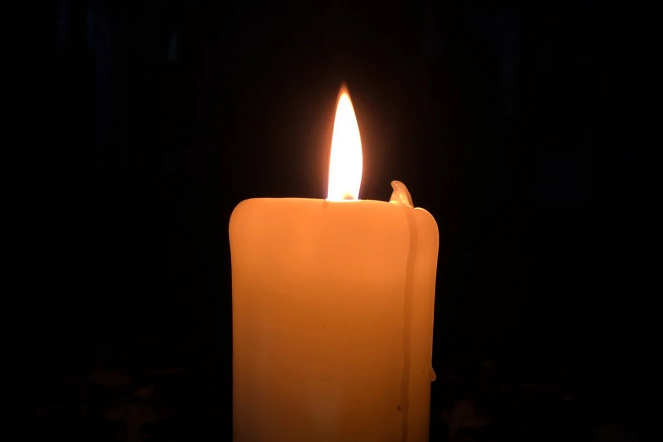 Eine brennende Kerze in der Nahaufnahme