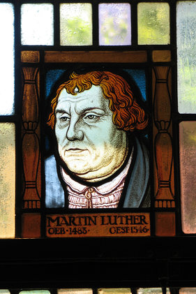 Ein Bleiglasfenster mit dem Porträt Martin Luthers
