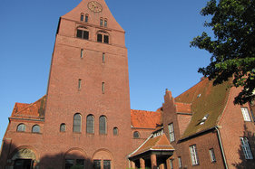 Blick auf Kirchturm und Gemeindehaus von St. Gertrud