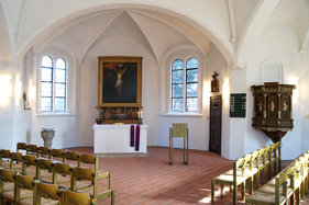 Blick durch den Innenraum auf den Altar der St-Jürgen-Kapelle