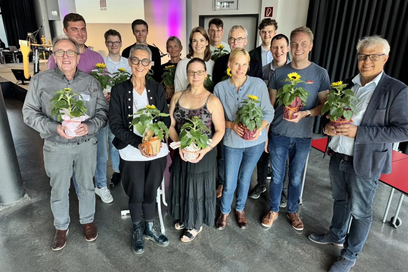 Geehrte Personen sehen in die Kamera 