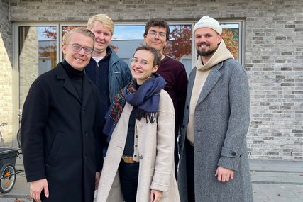 vier Männer und eine Frau stehen warm angezogen vor einem Backsteingebäude - Copyright: Steffi Niemann