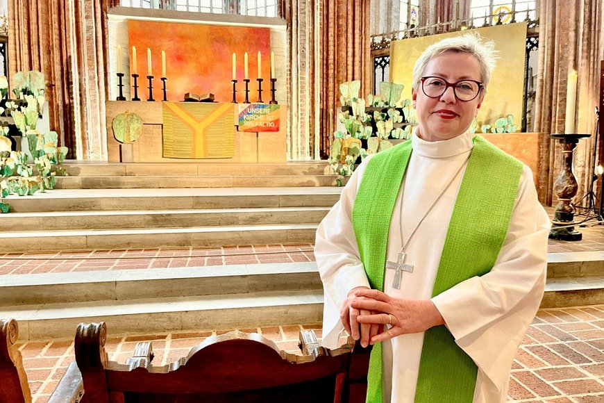 Eine Frau in einer Kirche - Copyright: Bastian Modrow