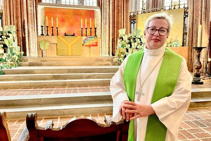 Eine Frau in einer Kirche - Copyright: Bastian Modrow