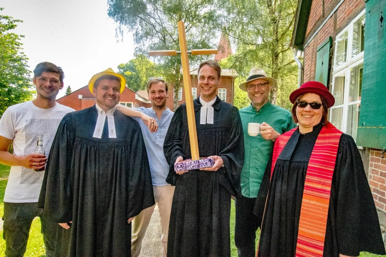 Sechs Personen unter freiem Himmel.